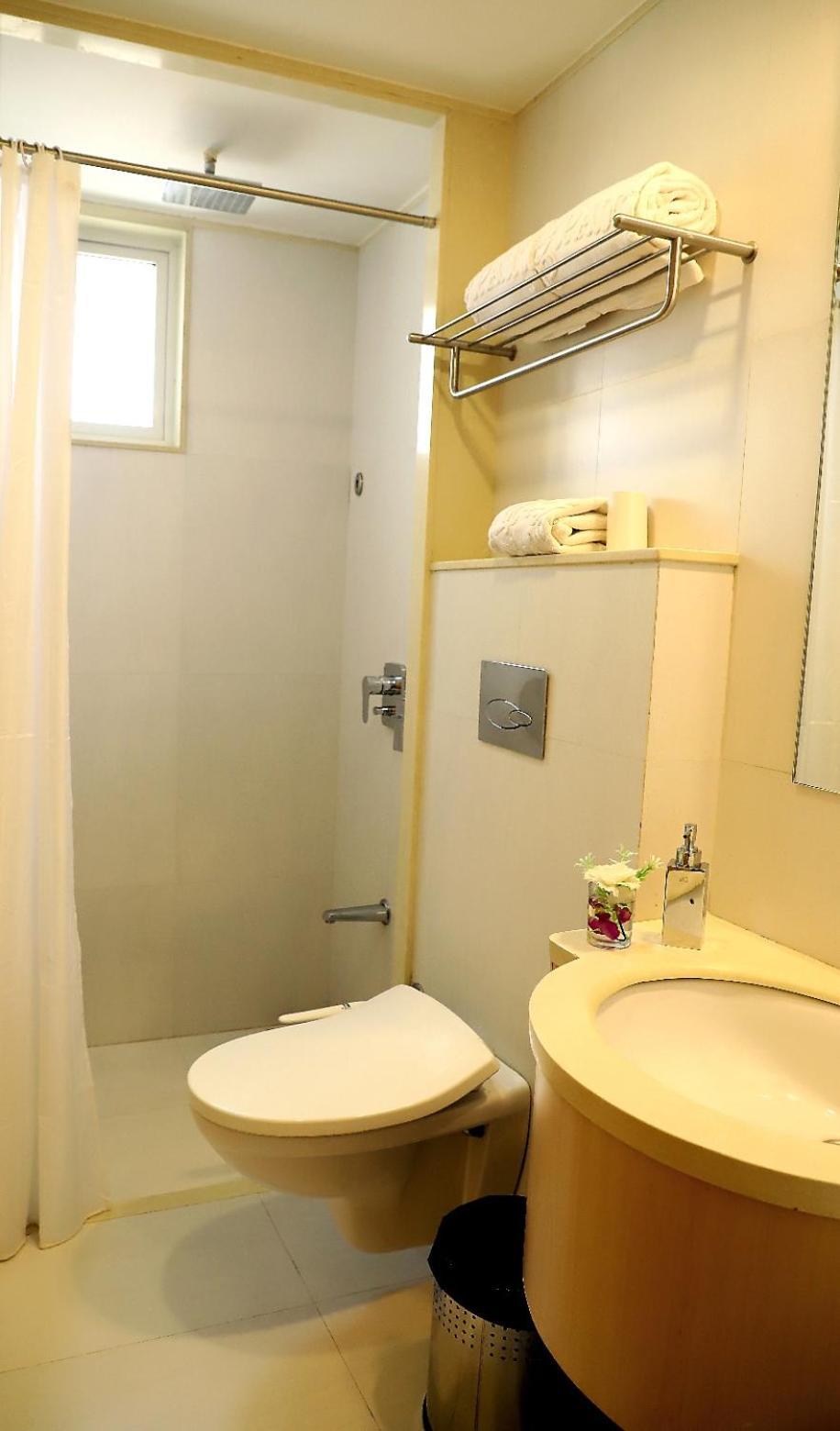 Quality Inn Patria Suites, Раджкот Экстерьер фото