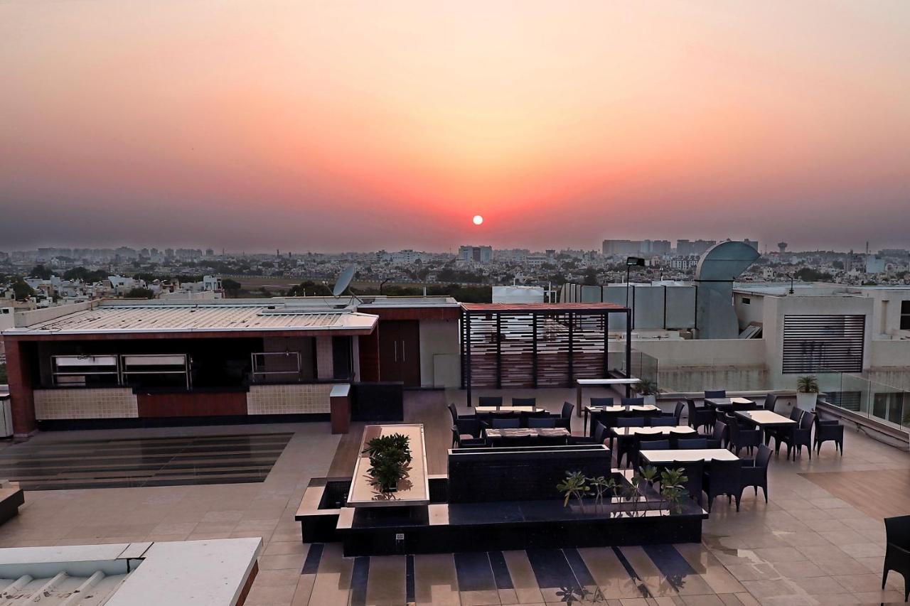 Quality Inn Patria Suites, Раджкот Экстерьер фото